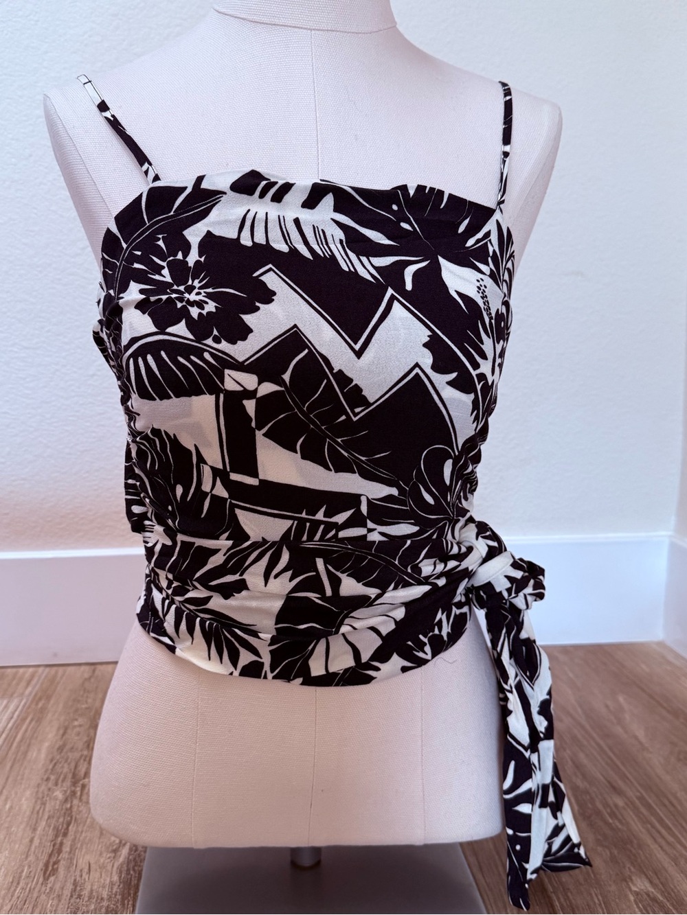 Le Superbe Tropical Wrap Tank Top Black White Palm Print Self Tie Camisole NWT - Picture 3 of 14